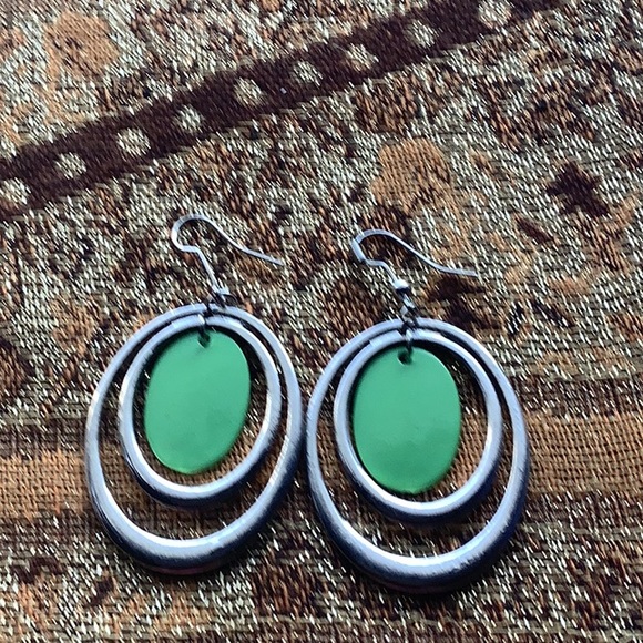 Pierced earrings green center with silver ovals dangle style wires - Picture 2 of 3